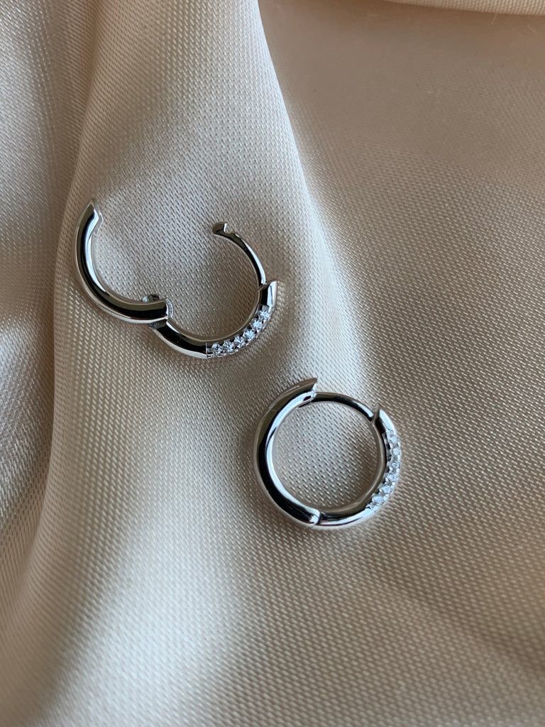 MINIMAL HOOP EARRINGS