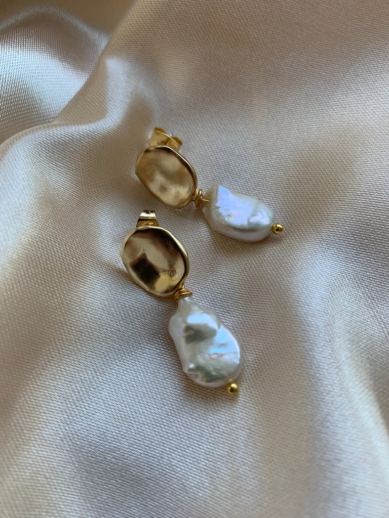 DANGLE PEARL EARRINGS